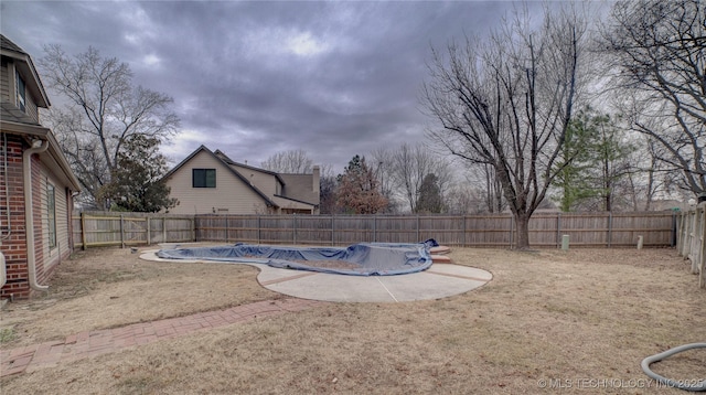 view of yard with a covered pool and a patio area