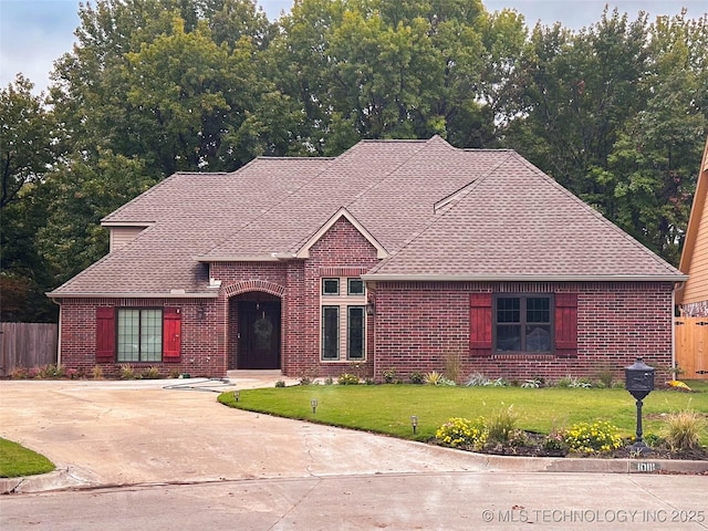 view of front of home featuring a front yard