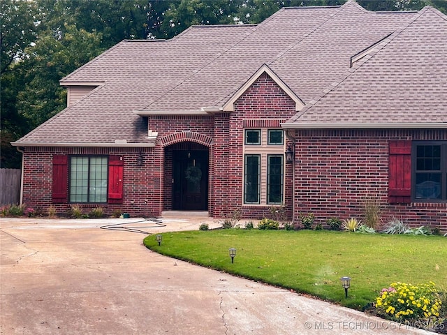 view of front of property featuring a front lawn