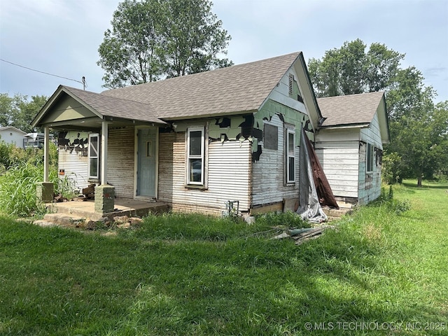 view of front facade with a front lawn