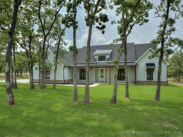 view of front facade with a front lawn