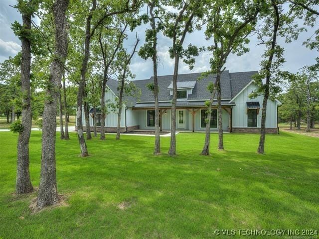 view of front of property featuring a front lawn