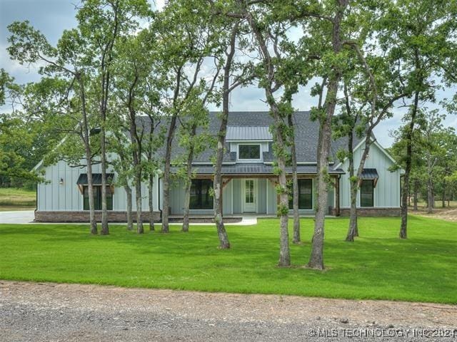 view of front of property with a front yard