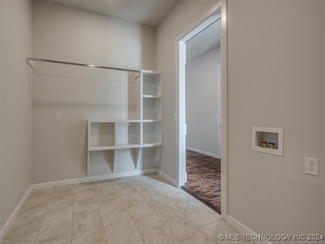 laundry room with washer hookup