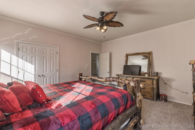 carpeted bedroom featuring ceiling fan, a closet, and ornamental molding