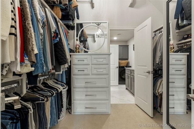 walk in closet with washer / clothes dryer