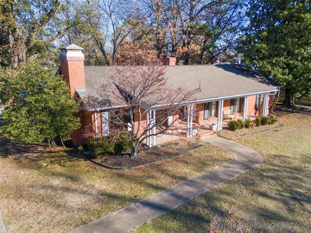 view of front of house featuring a porch and a front lawn