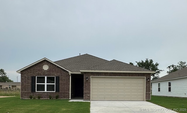 view of front of property featuring a front yard and a garage