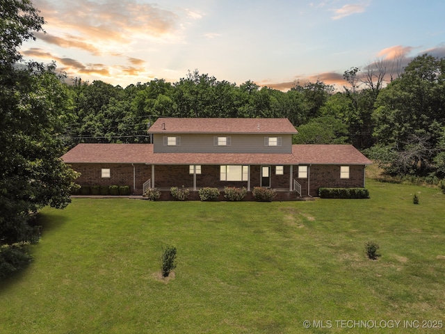 view of front of home featuring a lawn