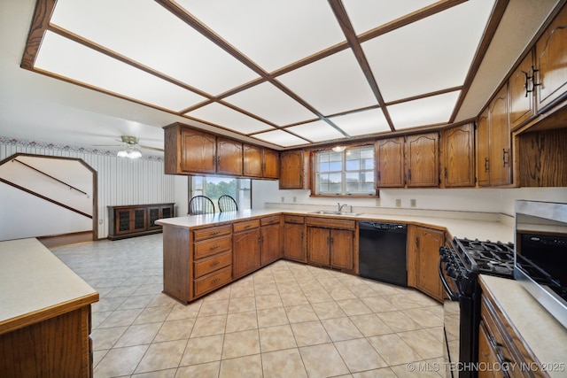 kitchen featuring sink, ceiling fan, black appliances, and kitchen peninsula