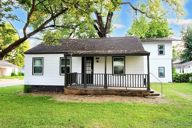 view of front of home featuring covered porch and a front lawn