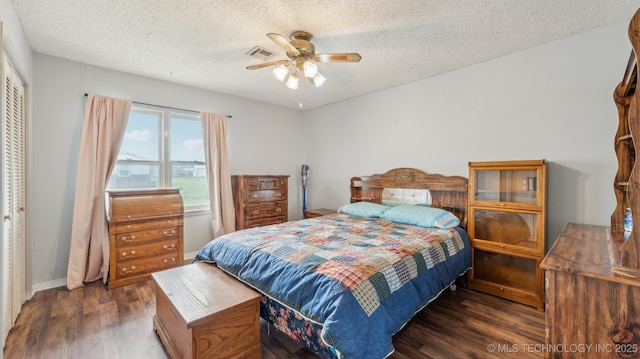 2019 Mckenzie Rd, Pawhuska, OK 74056 - bedroom featuring wood finished floors, a textured ceiling, ceiling fan, and baseboards