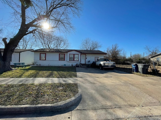 ranch-style home featuring a front lawn and central AC unit