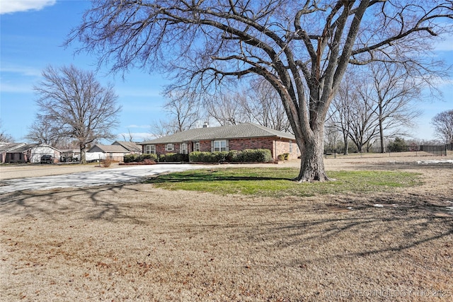 ranch-style house featuring a front yard