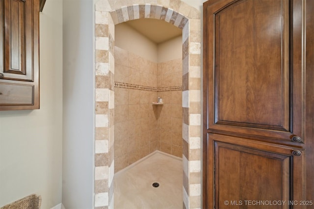 bathroom featuring tiled shower