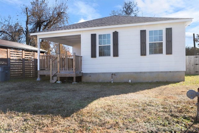 view of front facade featuring a front yard