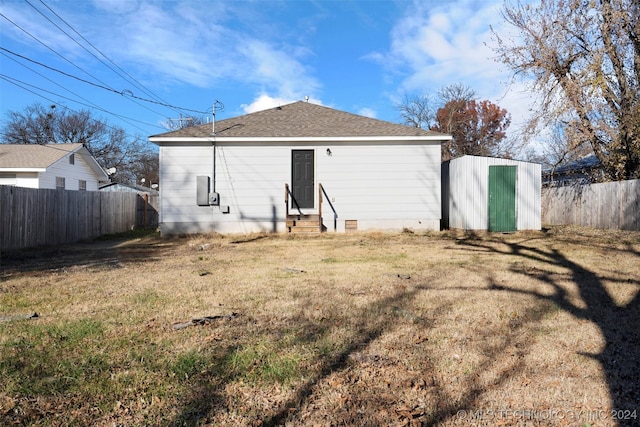 rear view of house featuring a yard