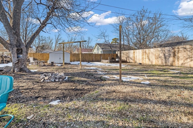 view of yard with a shed