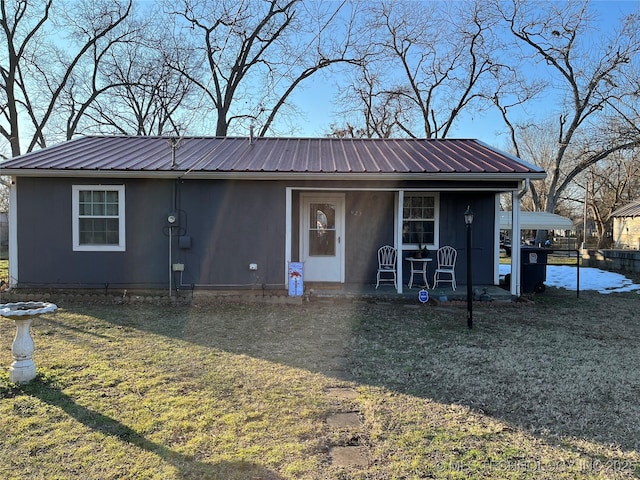 view of front of house with covered porch and a front lawn