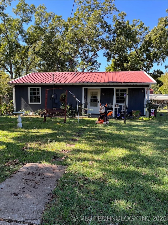 view of front of home featuring a front lawn