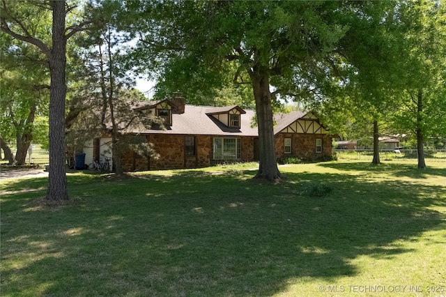 view of front facade featuring a front yard