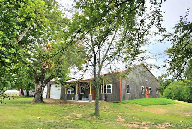 view of front of house featuring a front yard and a garage