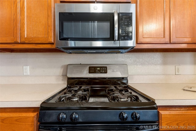 kitchen with gas stove and decorative backsplash