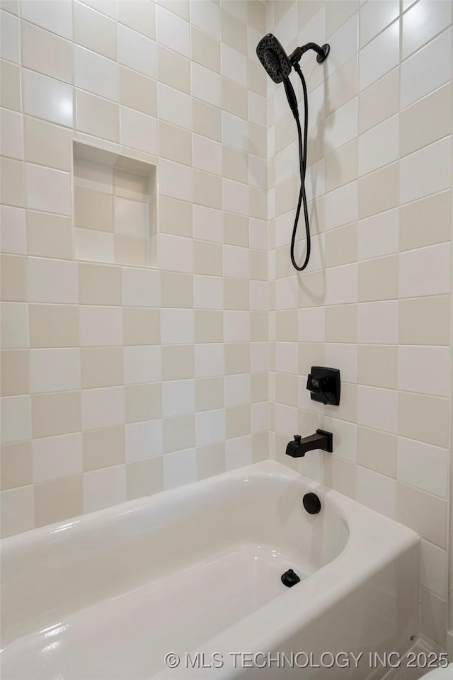 bathroom with tiled shower / bath