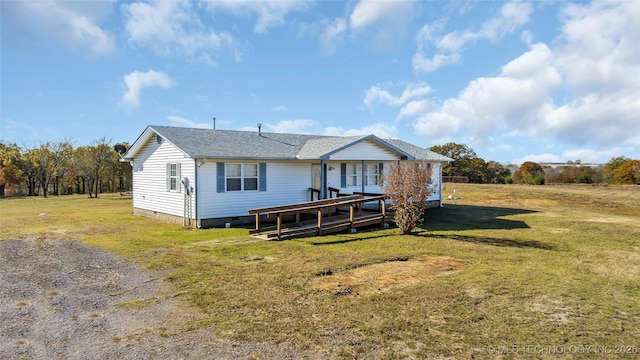 view of front of property with a front lawn