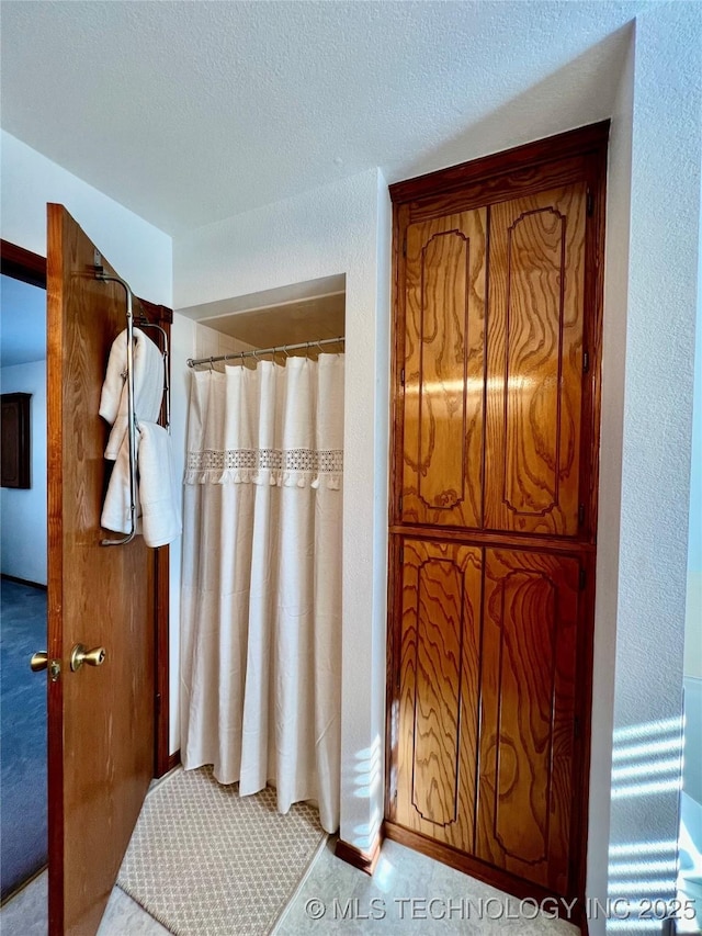 bathroom with a textured ceiling