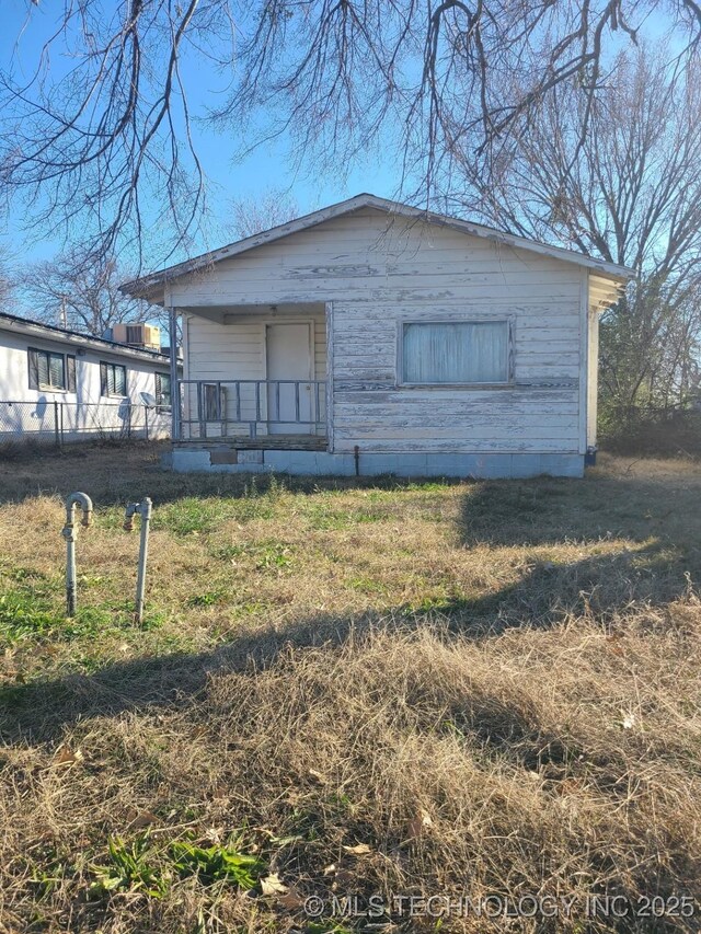 view of front facade with a front lawn and a porch