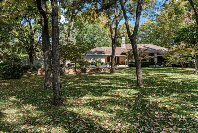 view of front of property with a front lawn