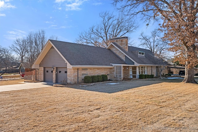 view of front facade featuring a front lawn and a garage