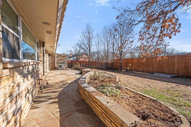 view of yard featuring a patio area