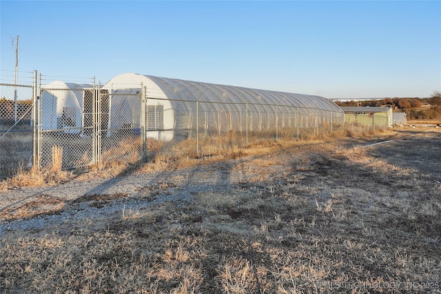 view of yard featuring an outbuilding