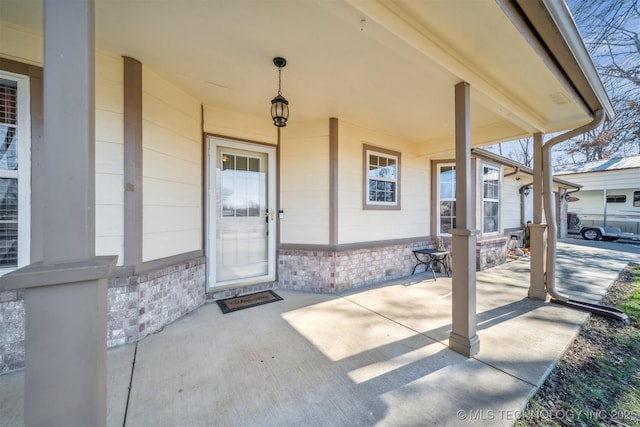 property entrance featuring a porch