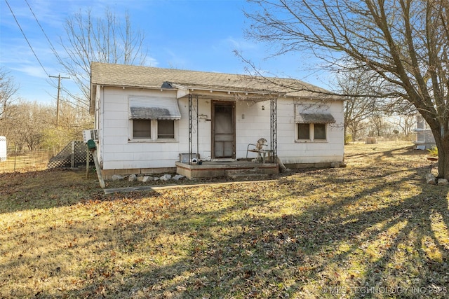 view of front of property featuring a front lawn