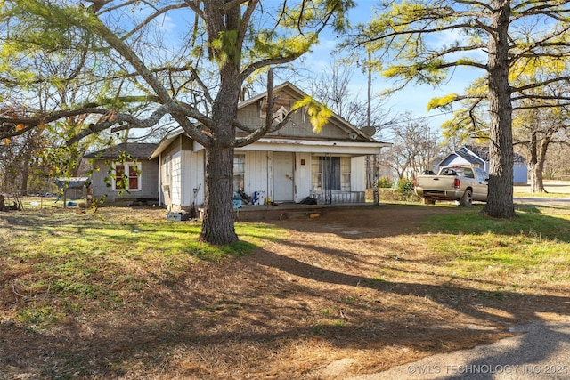 view of front facade featuring a front yard and covered porch