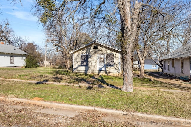 view of front facade featuring a front lawn