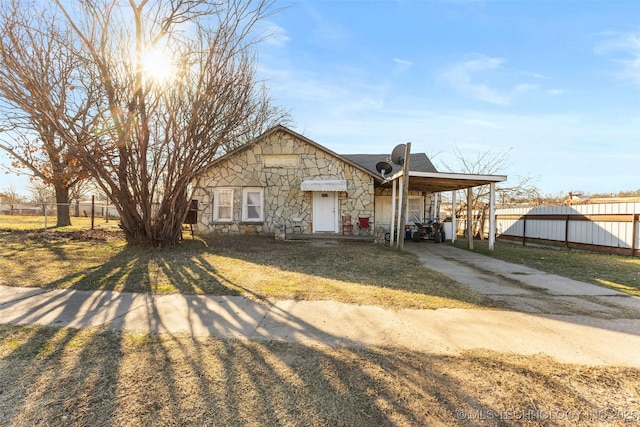 view of front facade featuring a front yard and a carport