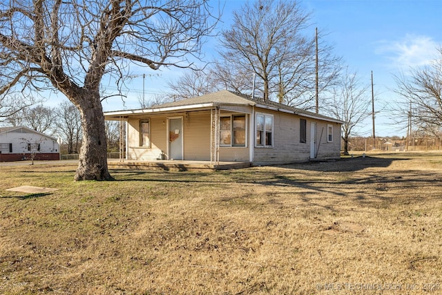 view of front facade with a front yard