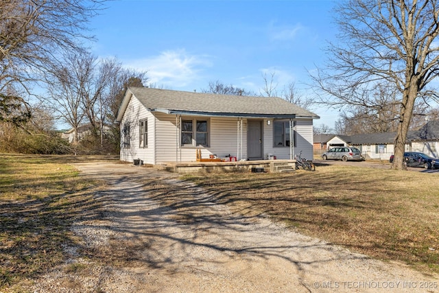 view of front of property featuring a porch and a front lawn