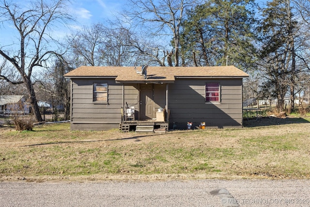 view of front of property featuring a front yard