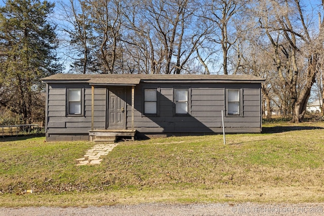 manufactured / mobile home with a front lawn