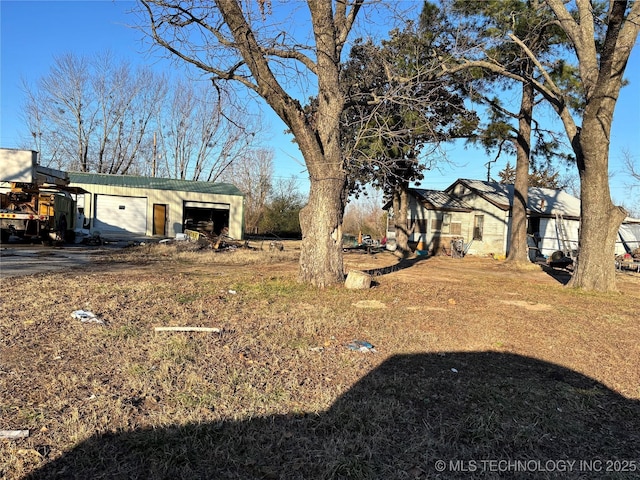 view of yard featuring a garage and an outdoor structure