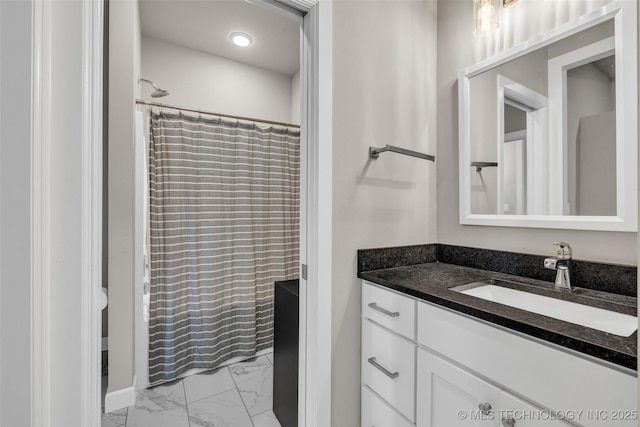 bathroom featuring a shower with shower curtain and vanity