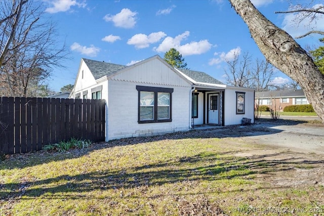 view of front of home with a front lawn