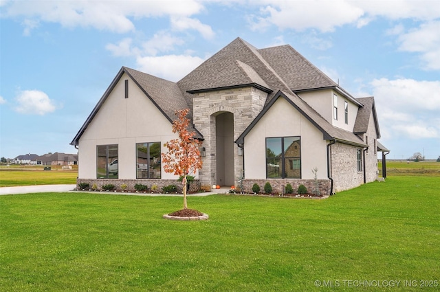 view of front of property featuring a front yard