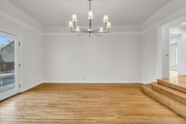 empty room featuring light wood-style floors, baseboards, a notable chandelier, and ornamental molding