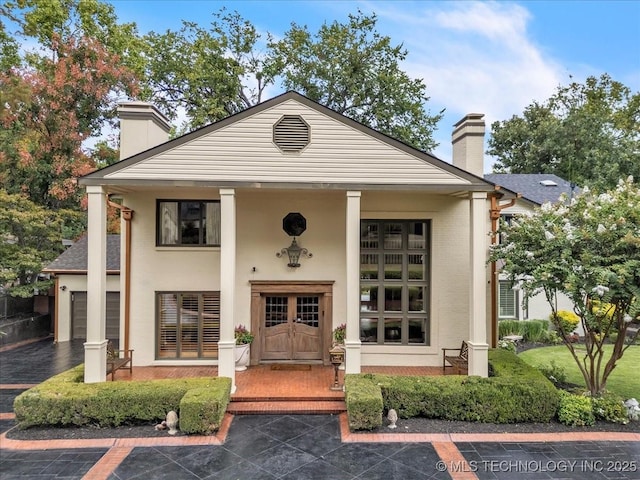 view of front facade featuring a garage